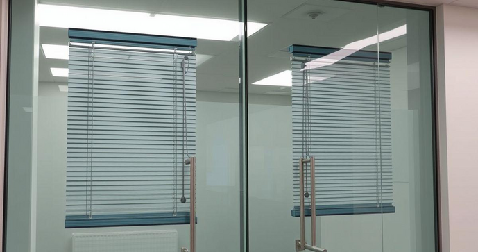 Descubra o preço da divisória vidro duplo com persiana interna e como escolher a ideal